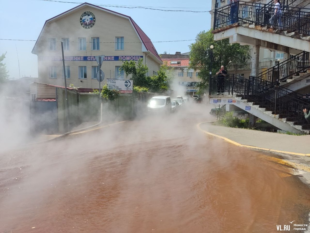 Площадь Луговую во Владивостоке снова залило рыжим кипятком (ФОТО, ВИДЕО) –  Новости Владивостока на VL.ru