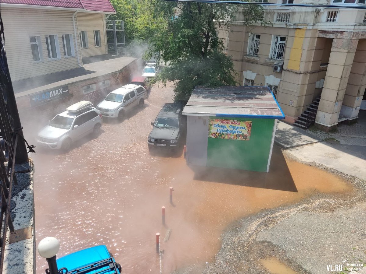 Площадь Луговую во Владивостоке снова залило рыжим кипятком (ФОТО, ВИДЕО) –  Новости Владивостока на VL.ru