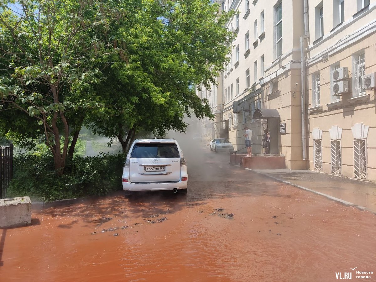 Площадь Луговую во Владивостоке снова залило рыжим кипятком (ФОТО, ВИДЕО) –  Новости Владивостока на VL.ru