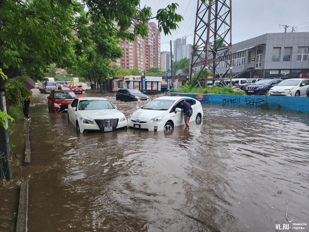 Водное ДТП произошло на Иманской улице – течением Prius унесло в другое  авто (ВИДЕО) – Новости Владивостока на VL.ru