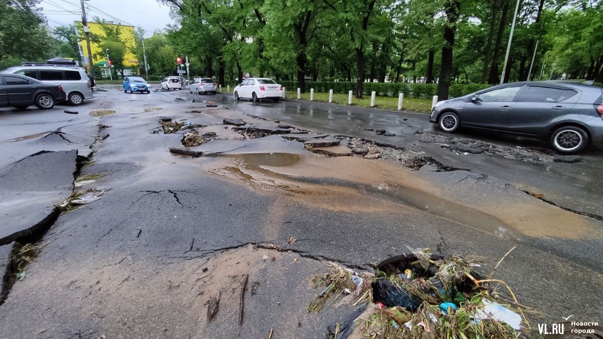 На второй день непогоды во Владивостоке смыло асфальт, текут крыши и  отключили свет (ФОТО; ВИДЕО) – Новости Владивостока на VL.ru