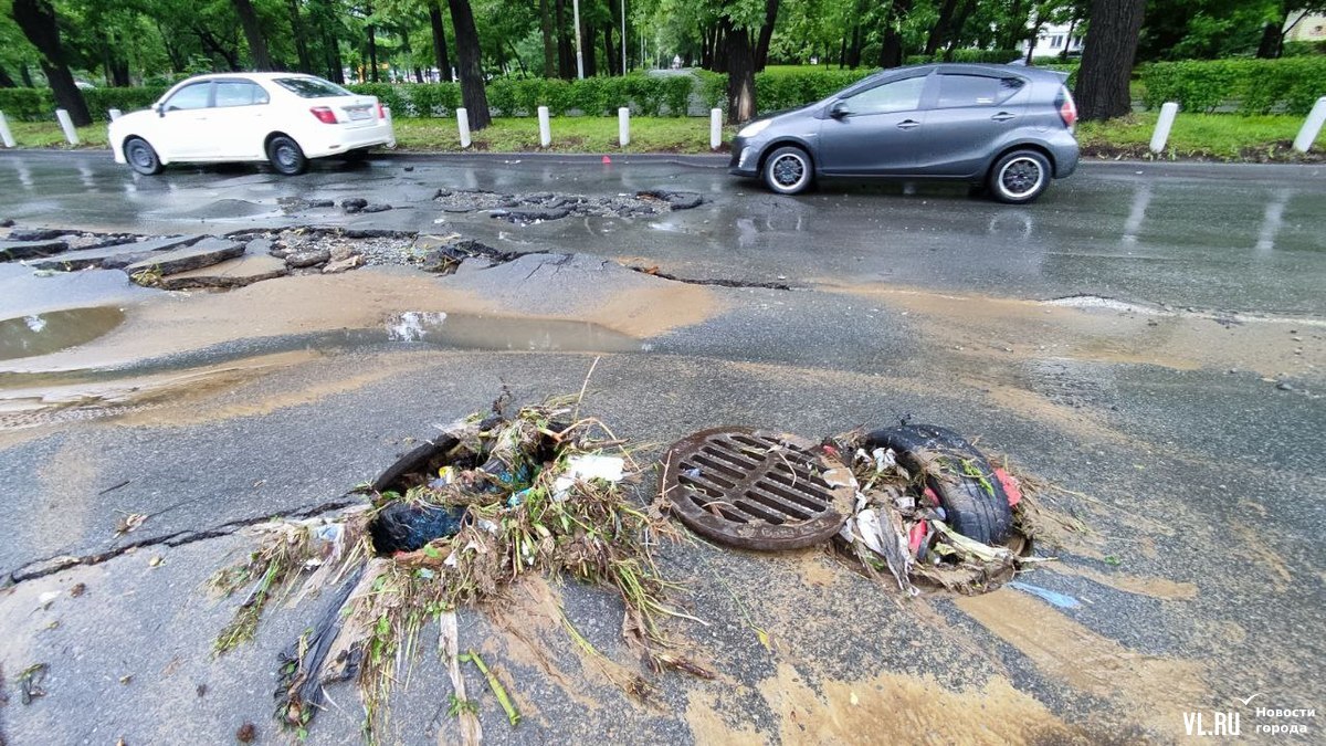 На второй день непогоды во Владивостоке смыло асфальт, текут крыши и  отключили свет (ФОТО; ВИДЕО) – Новости Владивостока на VL.ru