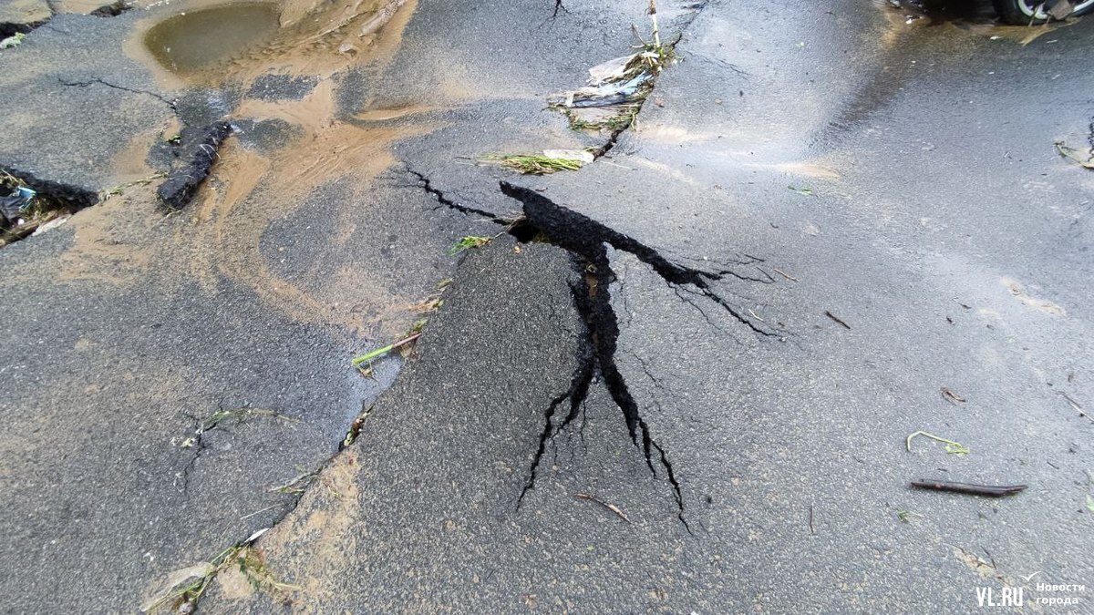 На второй день непогоды во Владивостоке смыло асфальт, текут крыши и  отключили свет (ФОТО; ВИДЕО) – Новости Владивостока на VL.ru