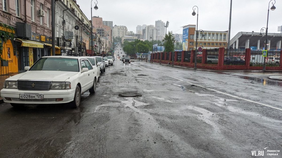 На второй день непогоды во Владивостоке смыло асфальт, текут крыши и  отключили свет (ФОТО; ВИДЕО) – Новости Владивостока на VL.ru