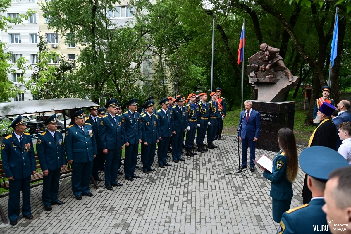 В сквере на Енисейской открыли памятник пожарным (ФОТО) – Новости  Владивостока на VL.ru