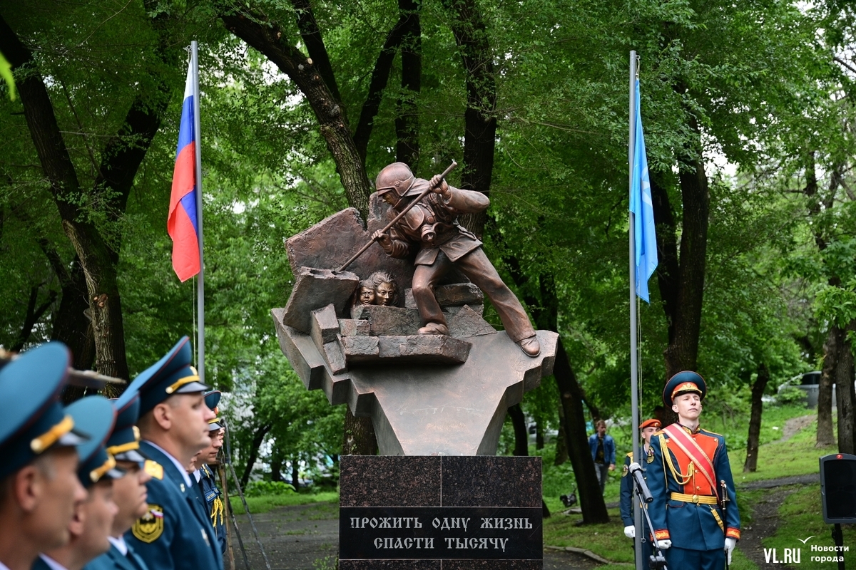 В сквере на Енисейской открыли памятник пожарным (ФОТО) – Новости  Владивостока на VL.ru