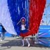 На площади выдают маленькие флажки и ленты в цветах триколора — newsvl.ru