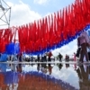 В центре площади, напротив фонтана, эти ленты можно повязать на верёвки – получается большой российский флаг — newsvl.ru