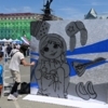 Уличные художники расписывают деревянную основу русскими народными мотивами — newsvl.ru