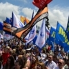 Массовку перед сценой создают юнармейцы и активисты с флагами — newsvl.ru