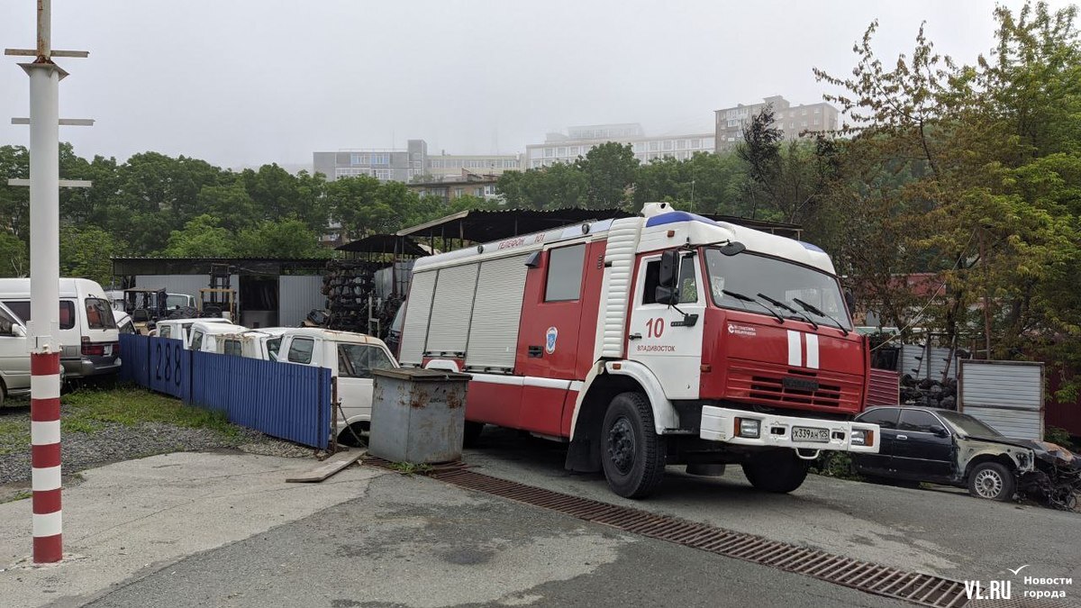 Утром во Владивостоке сгорела авторазборка в районе Адмирала Кузнецова –  Новости Владивостока на VL.ru