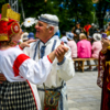 Станцевать под песни молодости решились и сами мастера в национальных костюмах — newsvl.ru