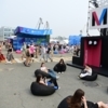 Гости могли отдохнуть на улице на мягких пуфах и раскладных стульях — newsvl.ru