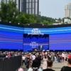 Для приглашённых артистов на набережной Цесаревича установили большую сцену с экранами — newsvl.ru