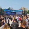 К началу концерта большая толпа собралась у сцены — newsvl.ru