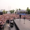 Тысячи людей собрались у сцены, чтобы послушать выступления артистов — newsvl.ru