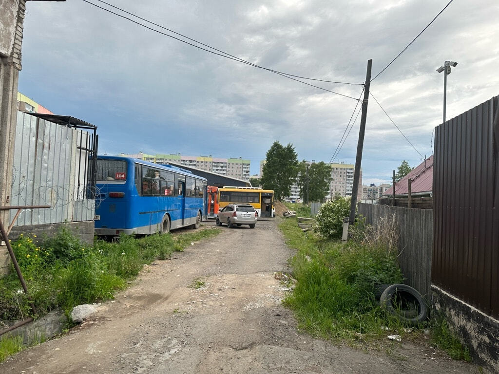 Нагромождением автобусов парализовал бизнесмен движение в частном секторе  (ФОТО) — Новости Хабаровска