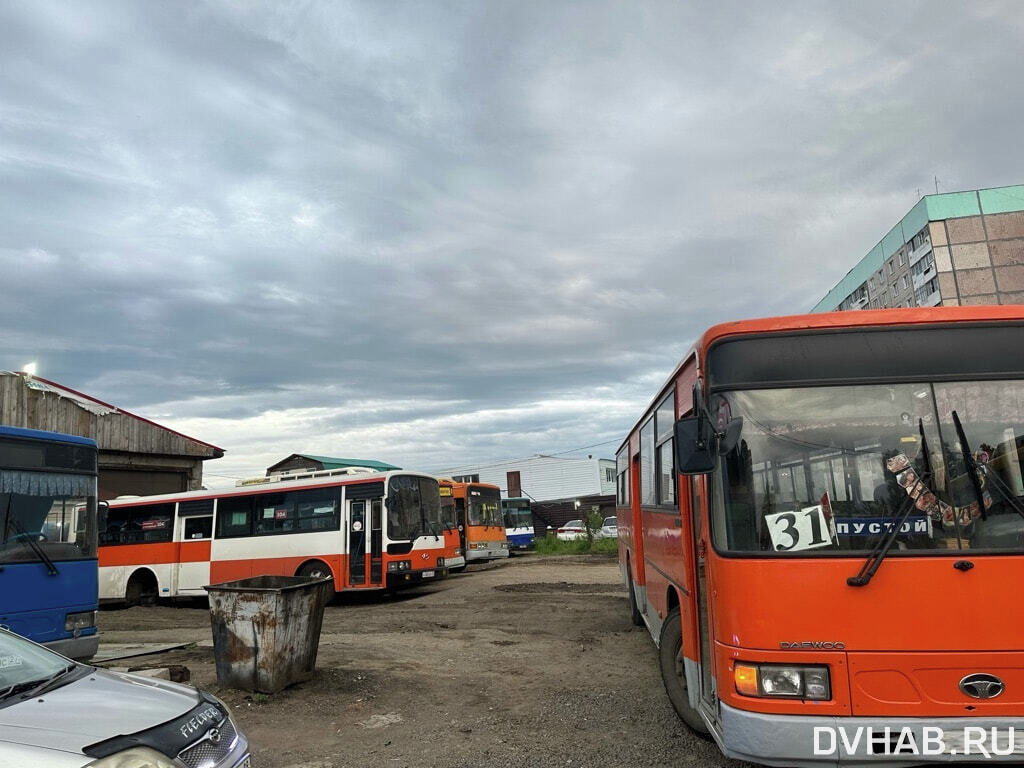 Нагромождением автобусов парализовал бизнесмен движение в частном секторе  (ФОТО) — Новости Хабаровска