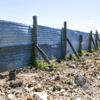 Забор невысокий, да и не сплошной. Так что пройти на территорию несложно  — newsvl.ru