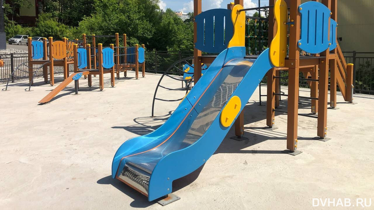 На ничейной земле: детская площадка с бетонным покрытием оказалась  незаконной — Новости Хабаровска