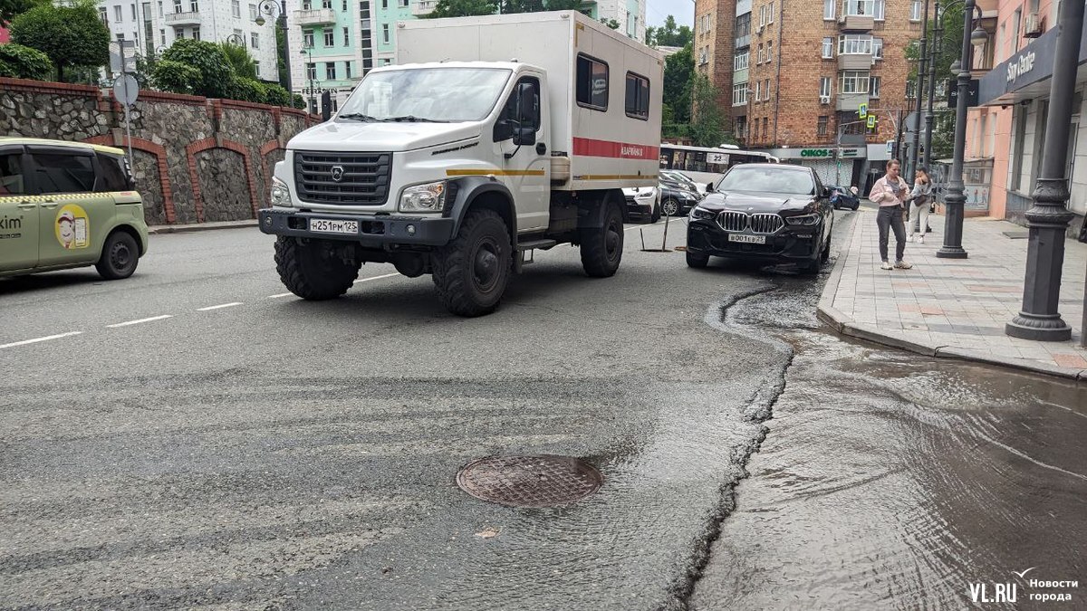 Всё смешалось: канализация с Суханова и грунтовые воды с Семёновской  подтопили нечистотами центр Владивостока – Новости Владивостока на VL.ru