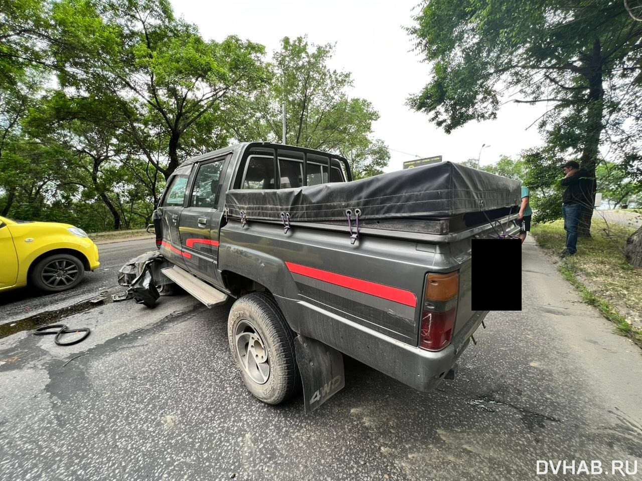 Водителя Hilux откачивали очевидцы после ДТП с эвакуатором (ФОТО) — Новости  Хабаровска