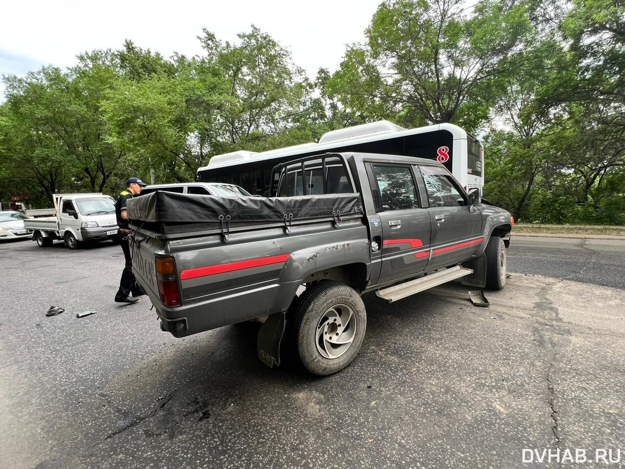 Водителя Hilux откачивали очевидцы после ДТП с эвакуатором (ФОТО) — Новости  Хабаровска