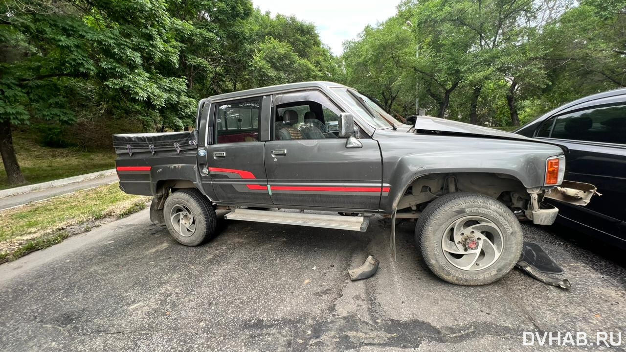 Водителя Hilux откачивали очевидцы после ДТП с эвакуатором (ФОТО) — Новости  Хабаровска