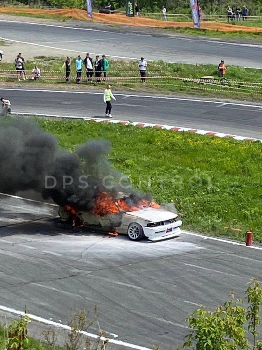 Во Владивостоке возбудили уголовное дело после пожара на автодроме  «Змеинка» во время любительских гонок, где сгорел Toyota Mark II – Новости  Владивостока на VL.ru