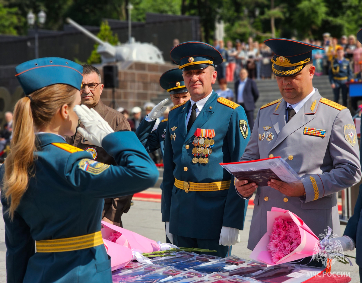 Во Владивостоке прошёл шестой выпуск курсантов Дальневосточной  пожарно-спасательной академии – Новости Владивостока на VL.ru