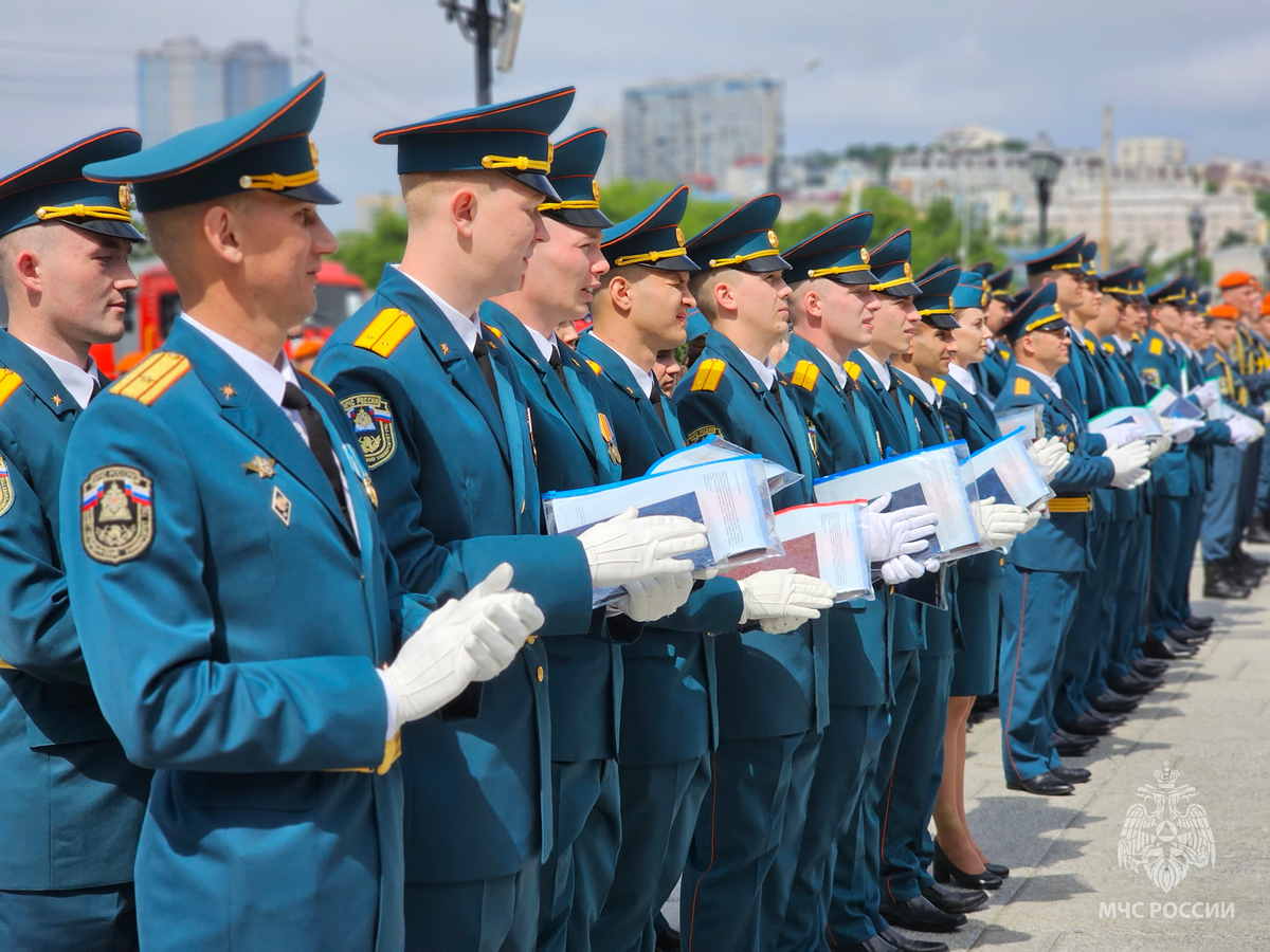 Во Владивостоке прошёл шестой выпуск курсантов Дальневосточной  пожарно-спасательной академии – Новости Владивостока на VL.ru