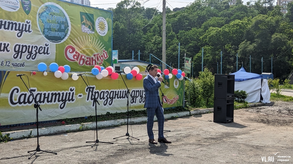 Губернатор в тюбетейке, живой петух и восточные сладости: во Владивостоке  отметили Сабантуй (ФОТО) – Новости Владивостока на VL.ru