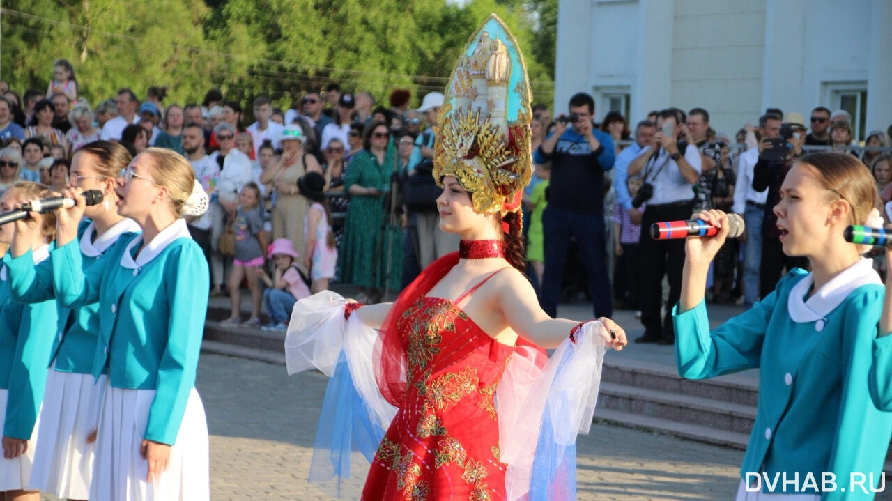 Выпускники Комсомольска попрощались со школой (ФОТО; ВИДЕО) — Новости  Хабаровска