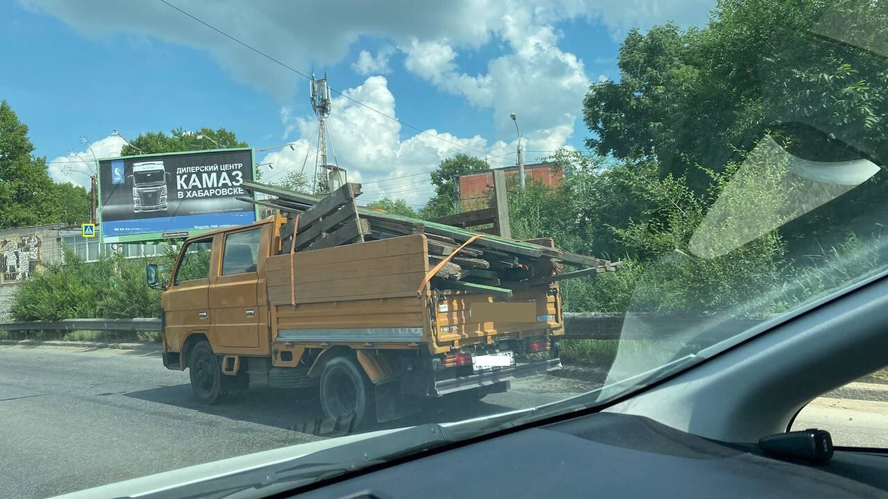 Прилета досок из грузовика в лобовое стекло опасаются автолюбители  Хабаровска — Новости Хабаровска