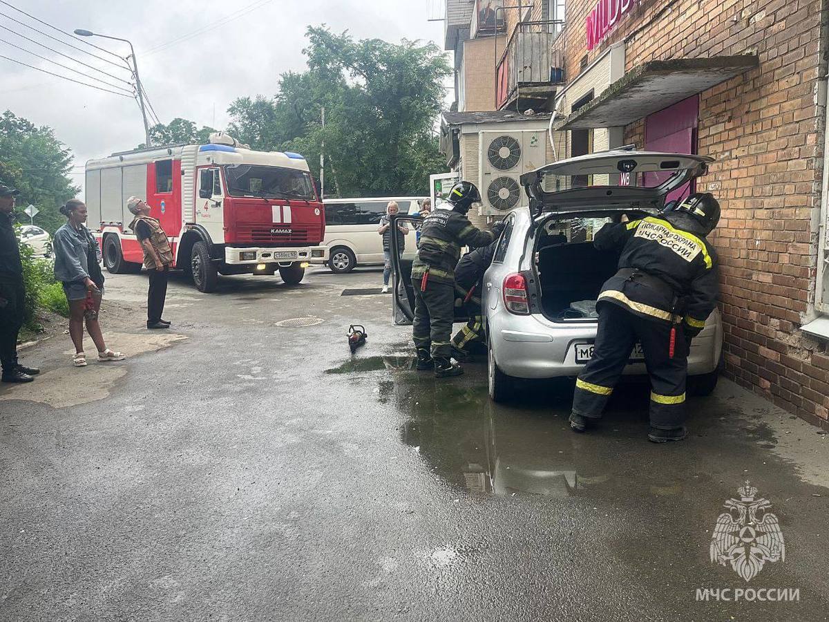 Во Владивостоке девушка-водитель перепутала педали и въехала в пятиэтажку –  Новости Владивостока на VL.ru