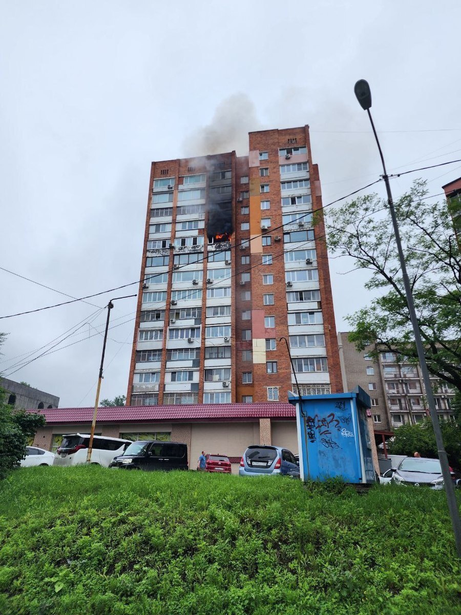 Во Владивостоке на 10-м этаже многоэтажки на Эгершельде загорелась квартира  – Новости Владивостока на VL.ru