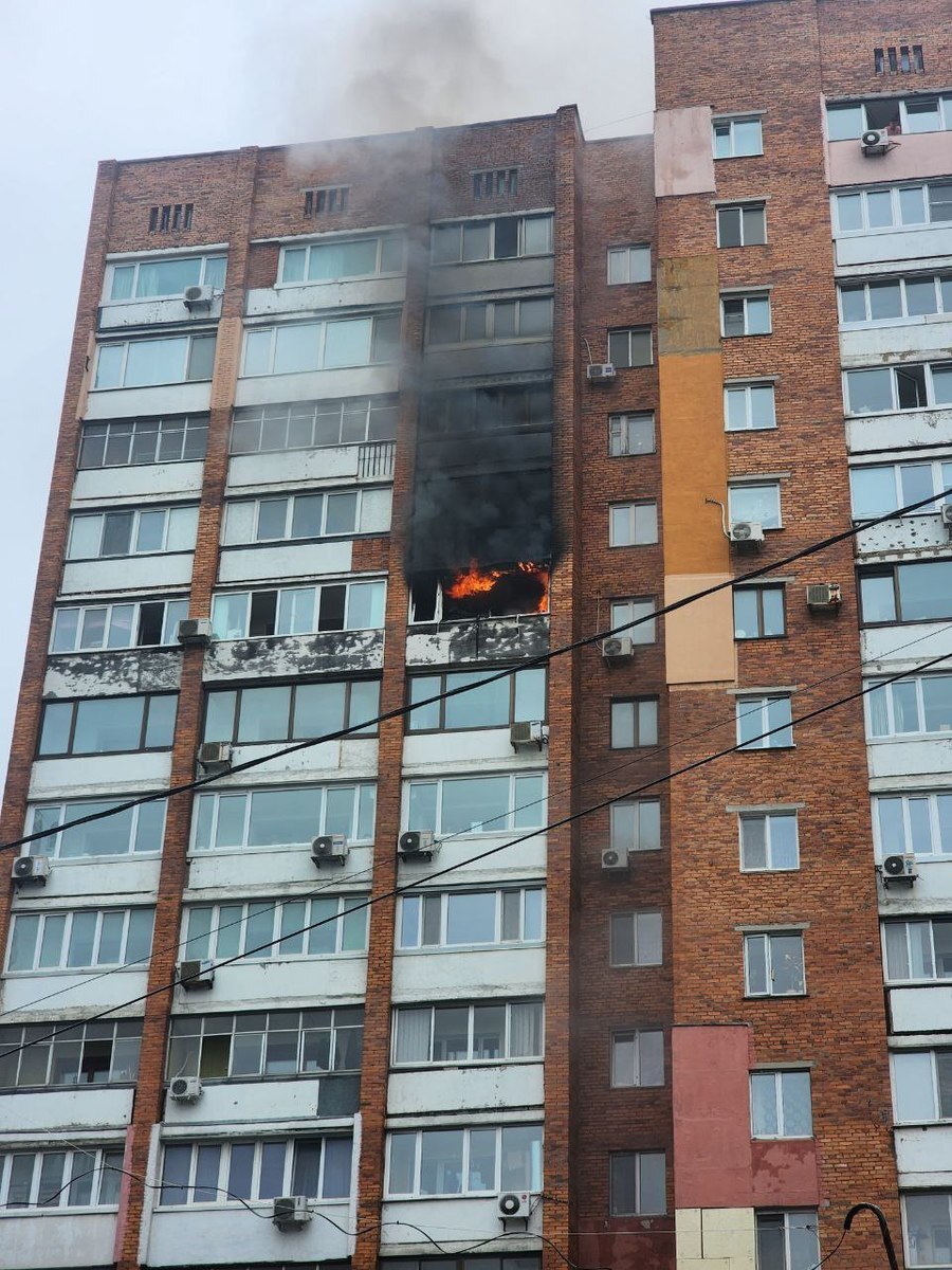 Во Владивостоке на 10-м этаже многоэтажки на Эгершельде загорелась квартира  – Новости Владивостока на VL.ru