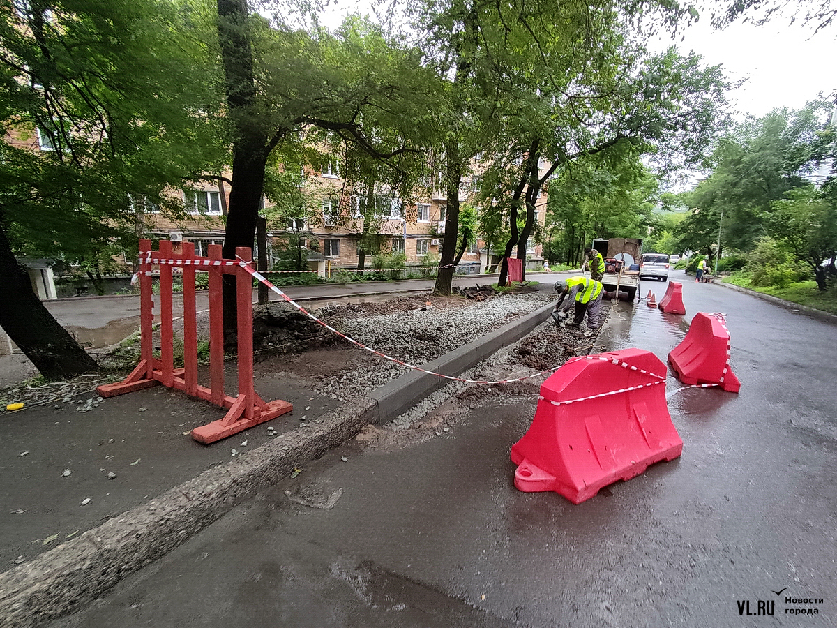 Тротуар на Адмирала Юмашева, где женщина сломала ногу, начали  восстанавливать (ФОТО) – Новости Владивостока на VL.ru