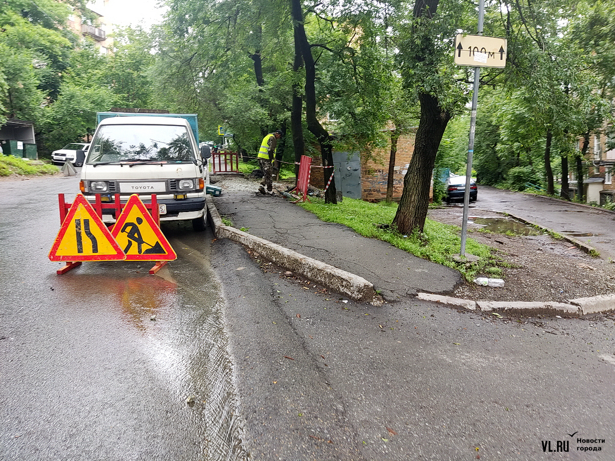 Тротуар на Адмирала Юмашева, где женщина сломала ногу, начали  восстанавливать (ФОТО) – Новости Владивостока на VL.ru