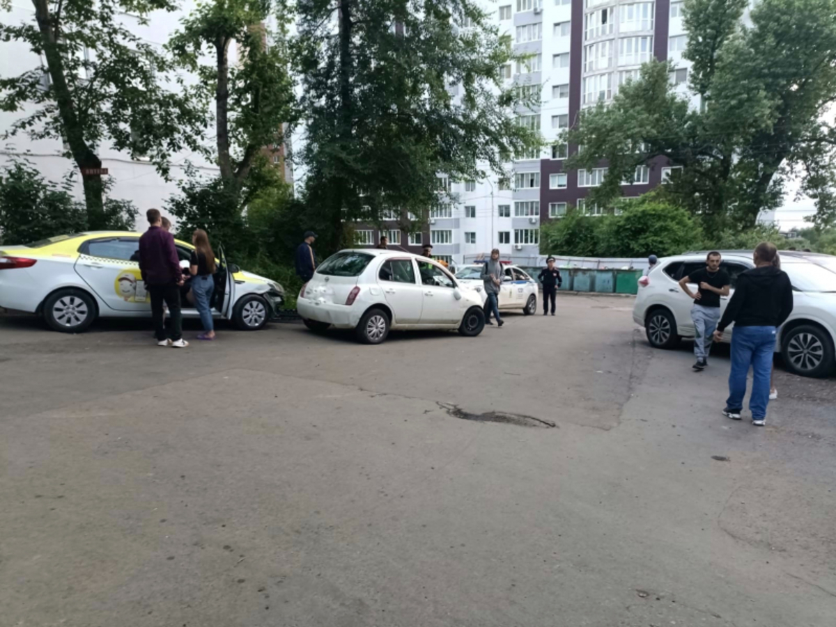 Во Владивостоке водитель Nissan March без прав и в сильном опьянении  протаранил три машины – Новости Владивостока на VL.ru