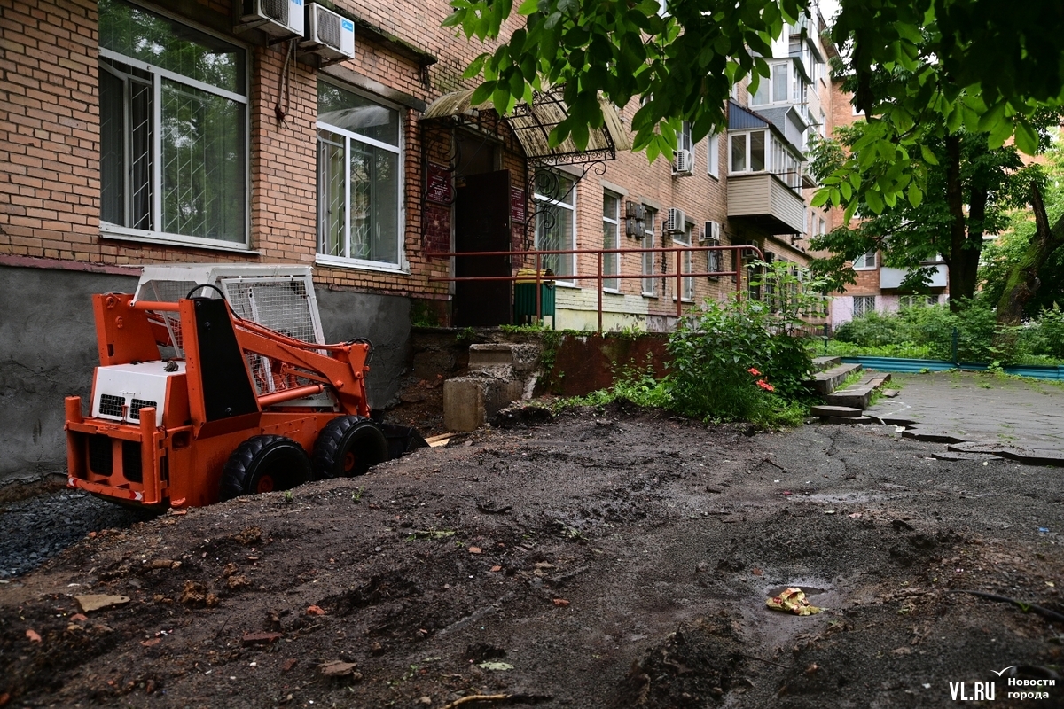 Из-за благоустройства главный вход Первореченского ЗАГСа превратился в  стройплощадку, а молодожёны выбирают для регистрации другие отделы –  Новости Владивостока на VL.ru