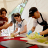 Для всех желающих в большой палатке напротив фонтана проходят мастер-классы – как готовить блюда из морепродуктов — newsvl.ru