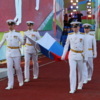 После парада участников вынесли флаг России — newsvl.ru
