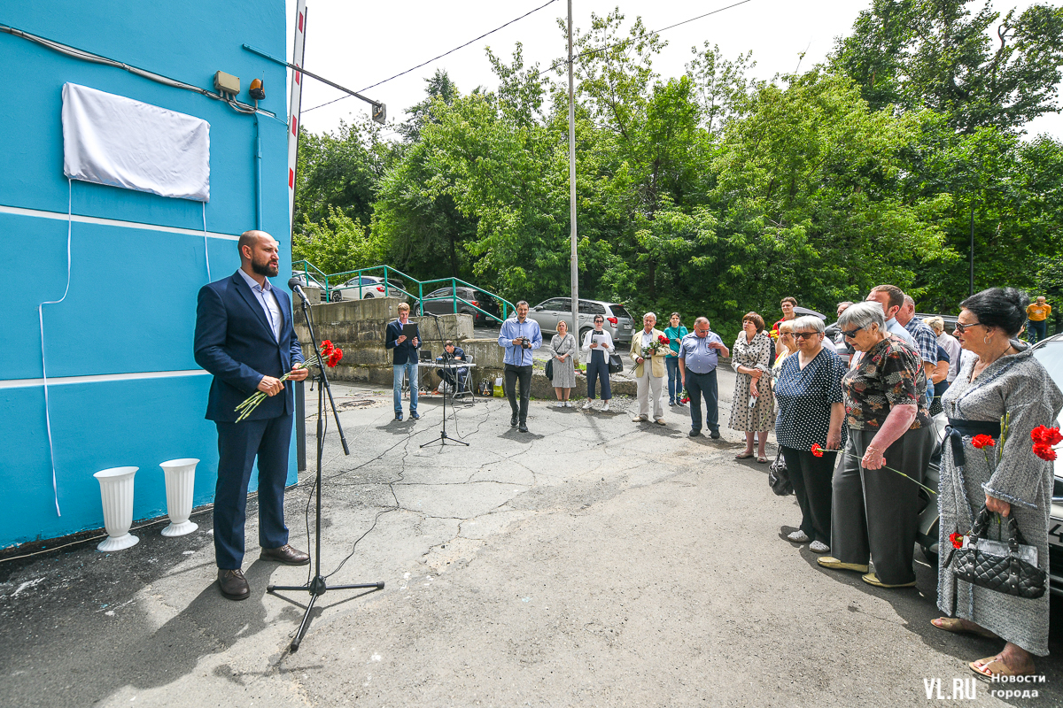 От слесаря до ректора: во Владивостоке открыли памятную доску почётному  горожанину Геннадию Турмову – Новости Владивостока на VL.ru