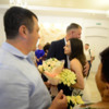 Родственники поздравляют молодых — newsvl.ru