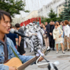 Места на улице хватает всем – и уличным музыкантам, и актёрам — newsvl.ru