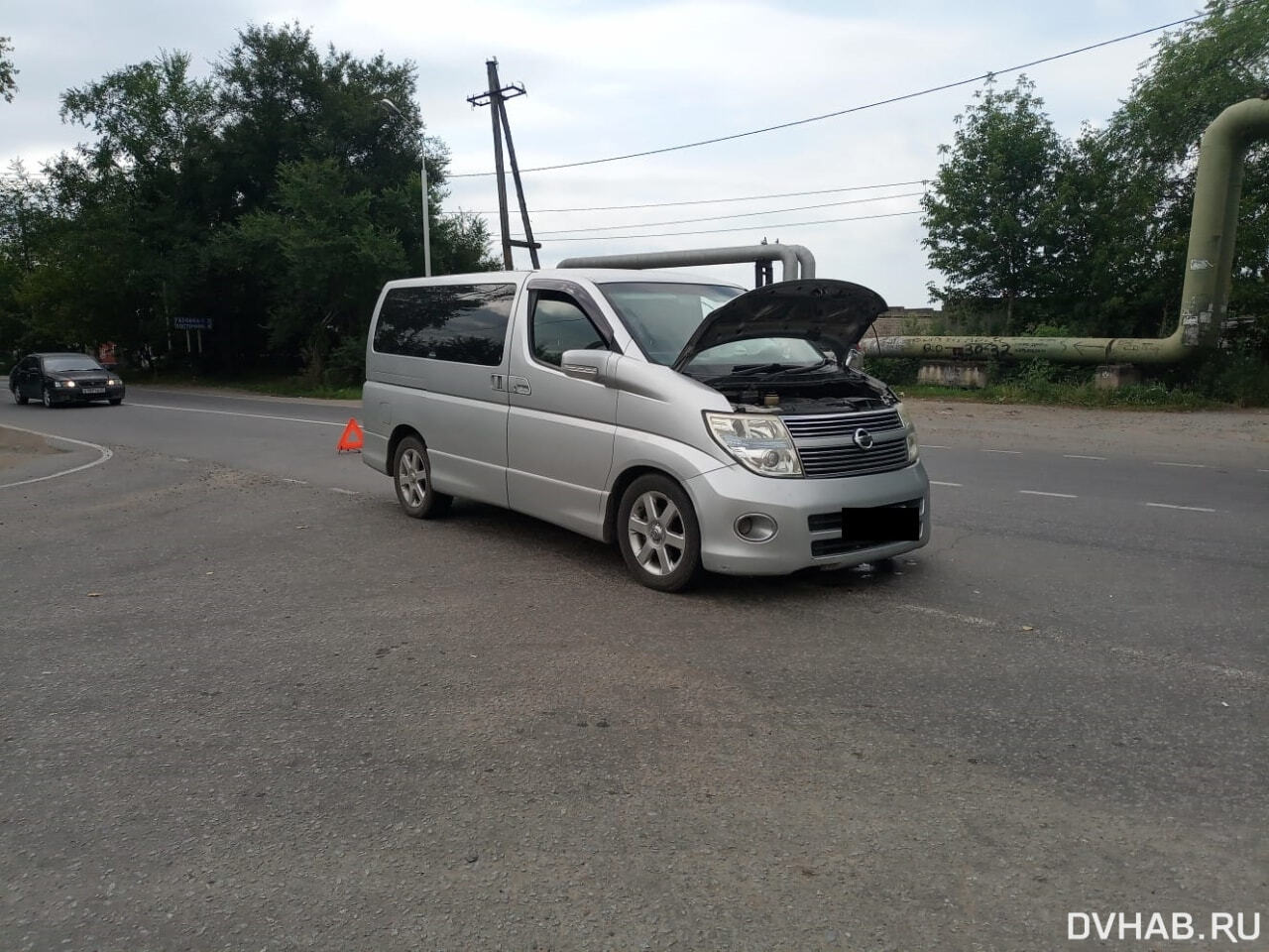 Вырвало привод: такси и Nissan Elgrand столкнулись на Жуковского (ФОТО) —  Новости Хабаровска