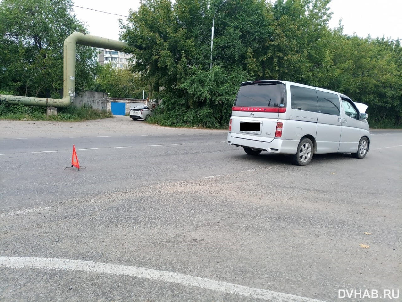 Вырвало привод: такси и Nissan Elgrand столкнулись на Жуковского (ФОТО) —  Новости Хабаровска