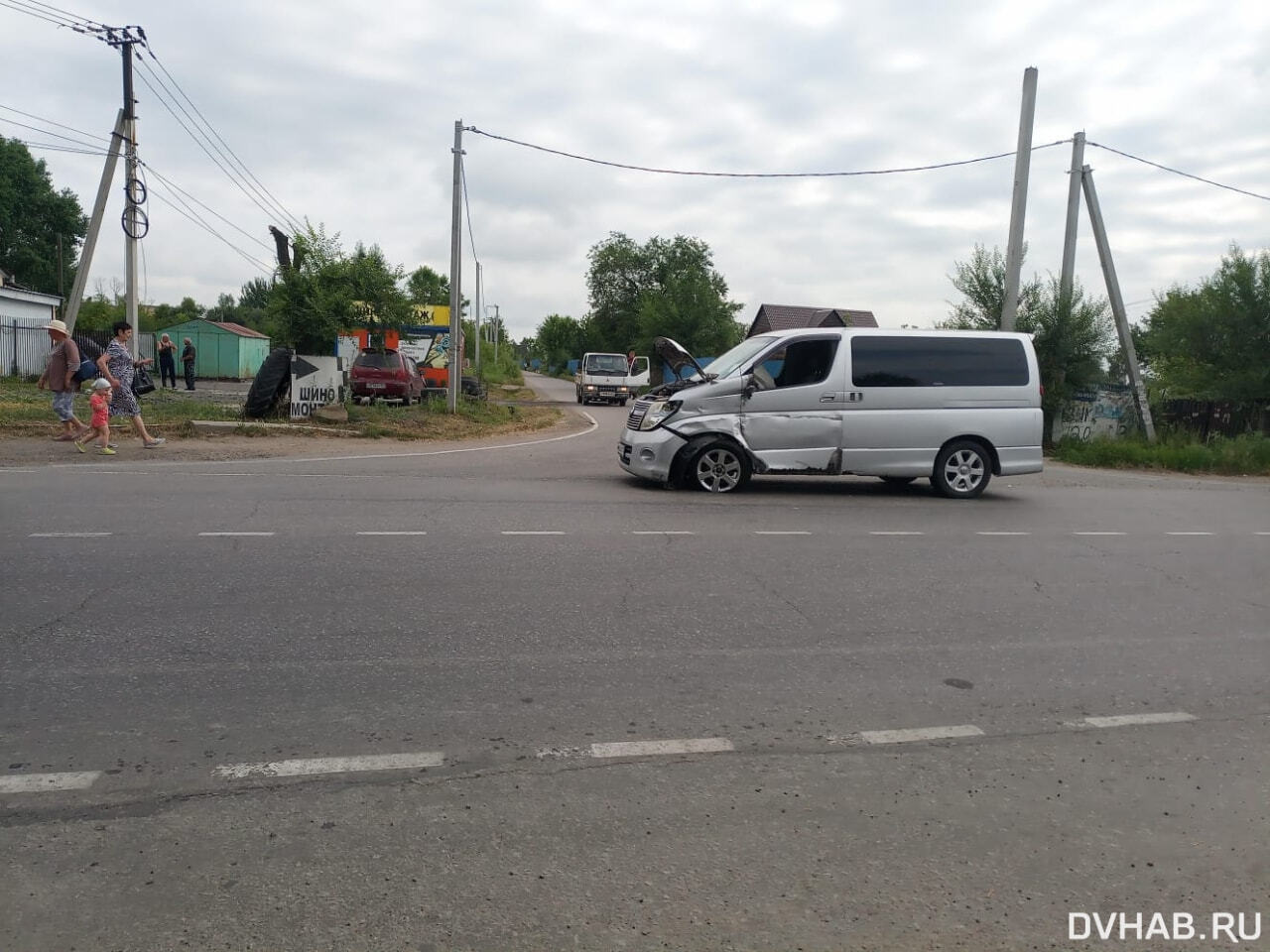 Вырвало привод: такси и Nissan Elgrand столкнулись на Жуковского (ФОТО) —  Новости Хабаровска