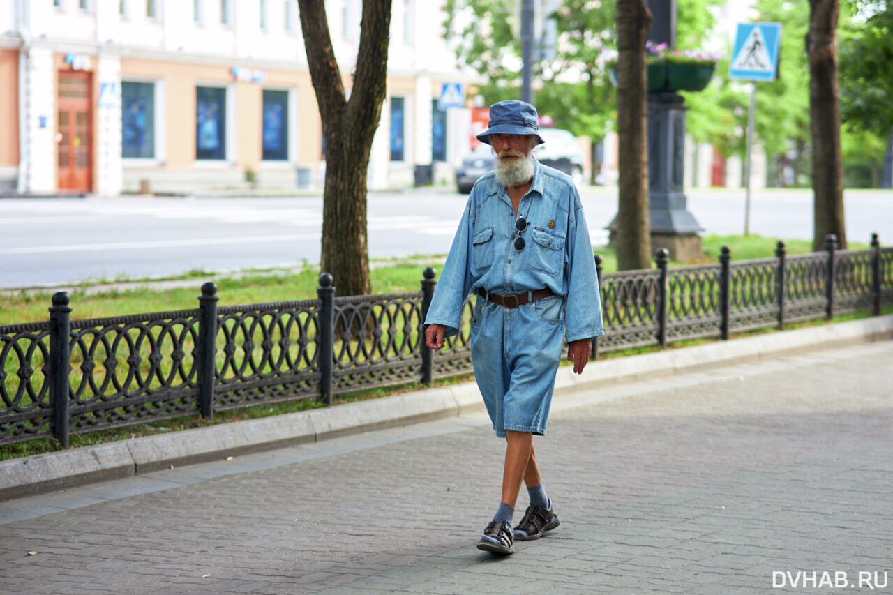 Бабы ходят голыми в публичных местах (65 фото)